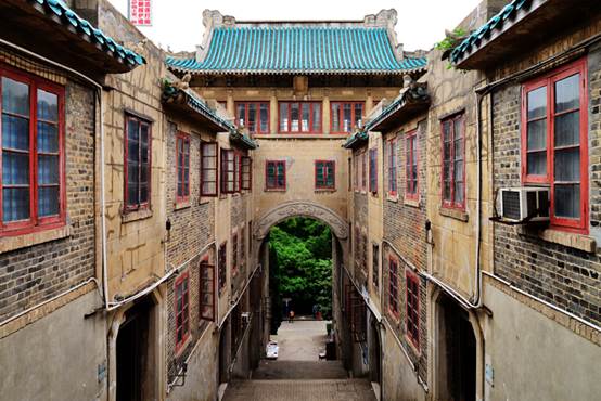 武汉大学文物楼维修拆下旧瓦遭人检走放网上高价出售| 星岛日报